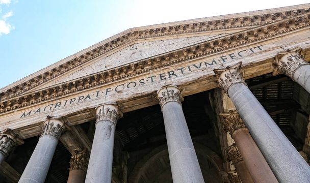 Fachada del Panteón en Roma, Italia
 - Foto, imagen