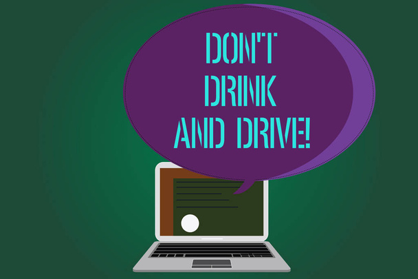 Word tekst intoetsen Don T drinken en rijden. Businessconcept voor neem niet alcoholische dranken als u rijdt certificaat lay-out op het scherm van de Laptop en lege Halftone-kleur tekstballon. - Foto, afbeelding
