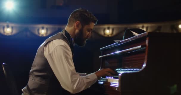 Man piano spelen op het podium - Video