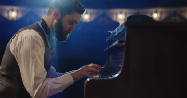 Hombre tocando el piano en el escenario
 - Metraje, vídeo