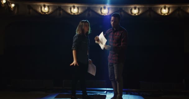 Acteurs repeteren een scène in een theater - Video