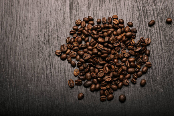 felülnézet sült illatos kávé bab, fekete fa tábla  - Fotó, kép