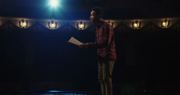 Acteur interprétant un monologue dans un théâtre
 - Séquence, vidéo