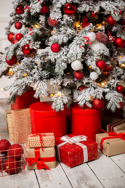 ギフト用の箱および光沢があるつまらないもので美しく飾られたクリスマス ツリー - 写真・画像