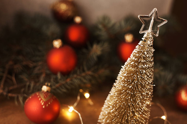 Noel dekorasyonu ve masada küçük Noel ağacı - Fotoğraf, Görsel