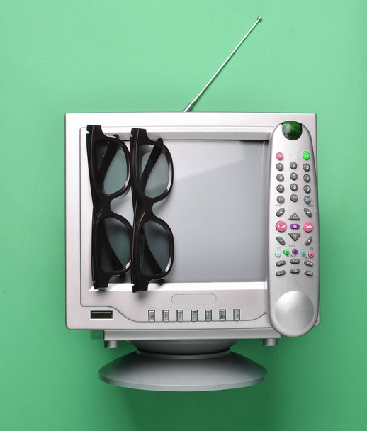 Ретро-телевизор, 3D очки и пульт дистанционного управления на коричневом фоне. Вид сверху, винтажная видеотехника
 - Фото, изображение