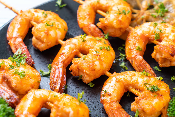 Grilled tiger shrimps skewers with lemon - seafood style - Foto, Imagen