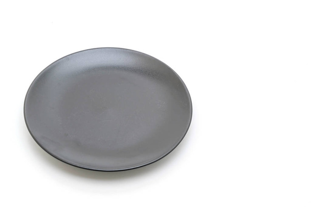plato negro vacío y cuenco aislado sobre fondo blanco
 - Foto, imagen