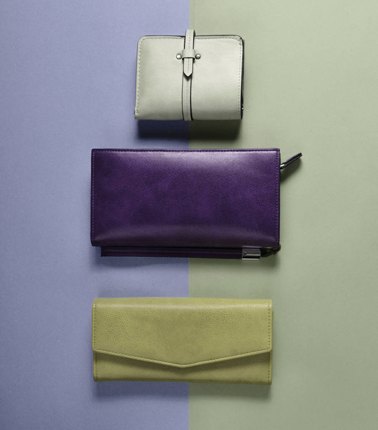 Разнообразие кожаный кошелек на цветном пастельном фоне, вид сверху, минималис
 - Фото, изображение