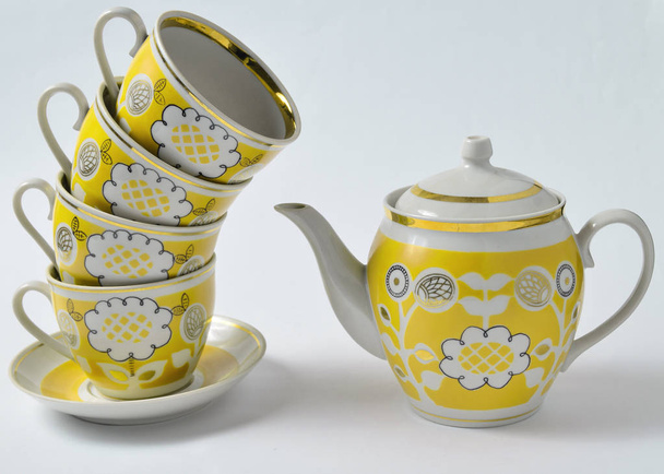 Stapel von Retro-Tassen und Teekanne auf weißem Hintergrund - Foto, Bild