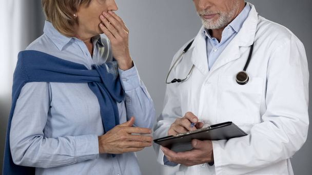 Docteur informant dame de son parent malade, femme choquée par les mauvaises nouvelles
 - Photo, image