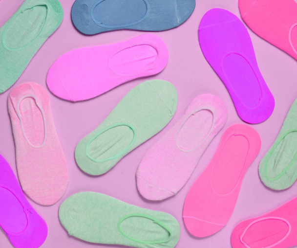 Pastel pembe bir arka plan üzerinde birçok renkli çorap. Minimalizm. Top Vie - Fotoğraf, Görsel
