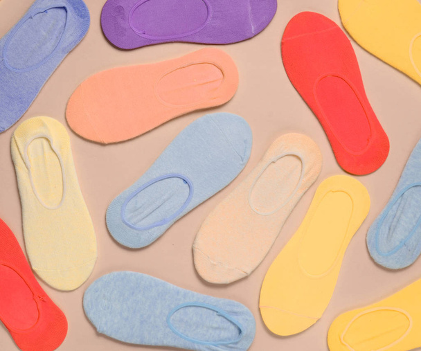 Pastel pembe bir arka plan üzerinde birçok renkli çorap. Minimalizm. Top Vie - Fotoğraf, Görsel