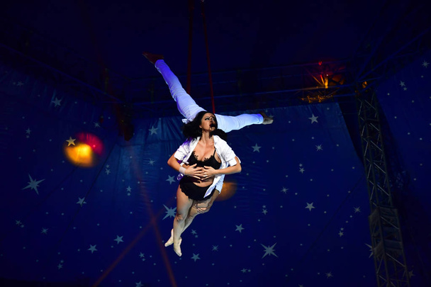 Les Mureaux; Fransa - 14 Ekim 2018: acrobat sirk festivali - Fotoğraf, Görsel