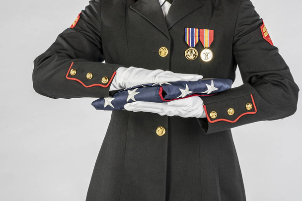 Una infante de marina militar posando en uniforme militar
 - Foto, Imagen