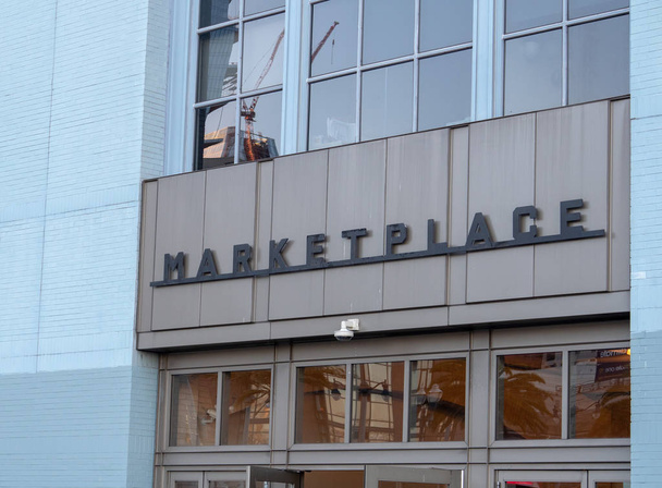 Marketplace insegna insegna tendone appeso al di fuori dell'edificio, stile art deco
 - Foto, immagini