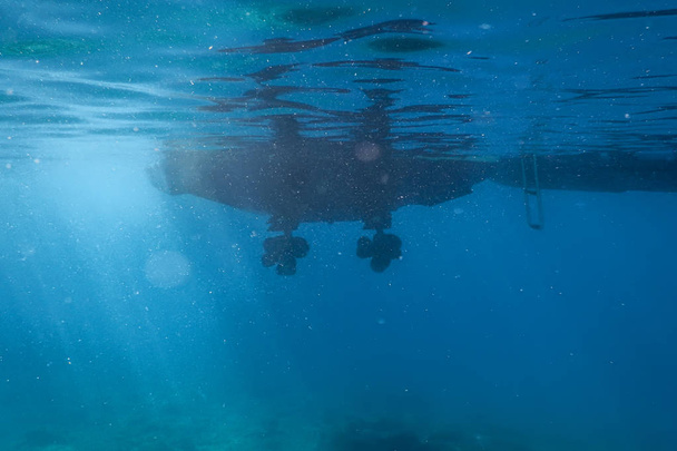 Motor a motor hélice submarina superfície do mar
 - Foto, Imagem
