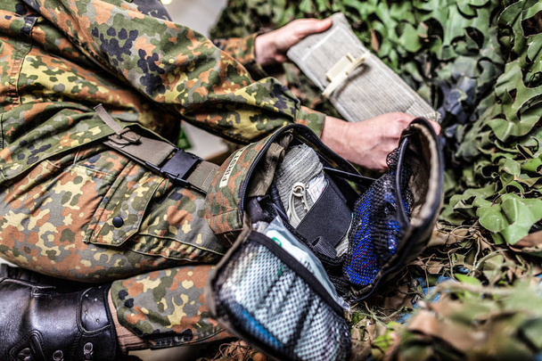 Saco de primeiros socorros militar em um soldado alemão
 - Foto, Imagem