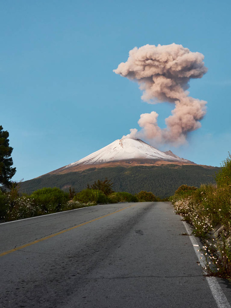 Fumarolen auf dem Vulkan Popocatepetl von der Straße ruta de evacacion am Morgen aus gesehen - Foto, Bild