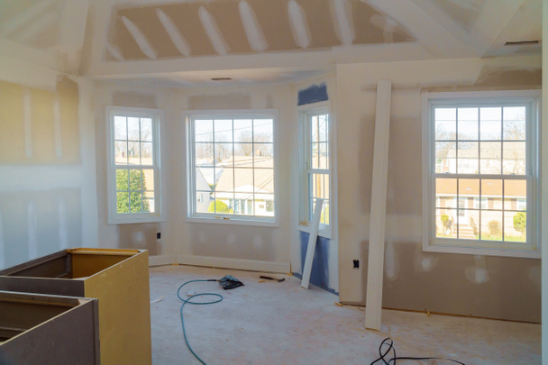 Pintura aplicada construcción interior de vivienda con paneles de yeso instalados y parcheados
 - Foto, Imagen
