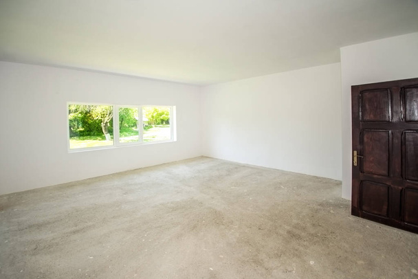 Пустая комната в свежеотделанном доме
 - Фото, изображение