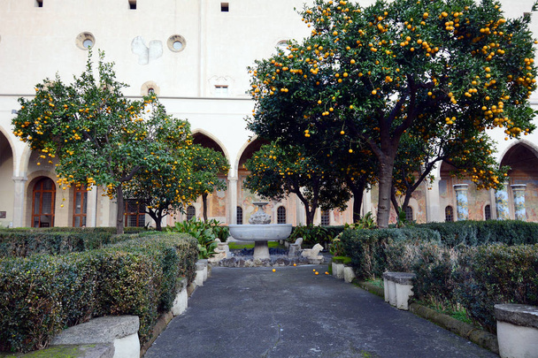 Clarisses Napoli Santa Chiara manastırda Cloister ağaçlarda çevrili Çeşme yolu - Fotoğraf, Görsel