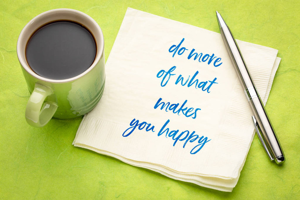 Делайте больше того, что делает вас счастливым - вдохновляющий почерк на салфетке с чашкой кофе
 - Фото, изображение