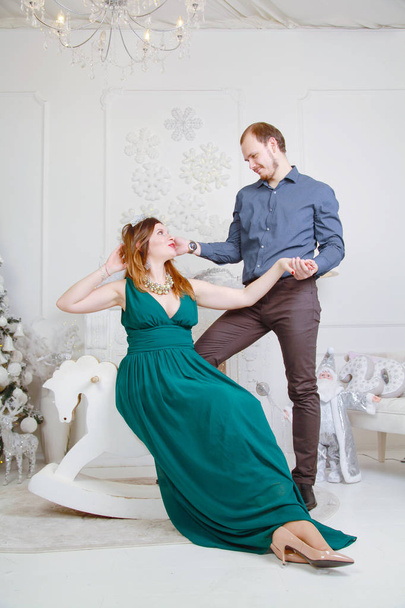 makea pari aviomies ja vaimo juhlia uutta vuotta ja hymyillä
 - Valokuva, kuva