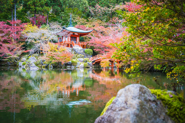schöner Daigoji-Tempel mit buntem Baum und Blatt in der Herbstsaison Kyoto Japan - Foto, Bild