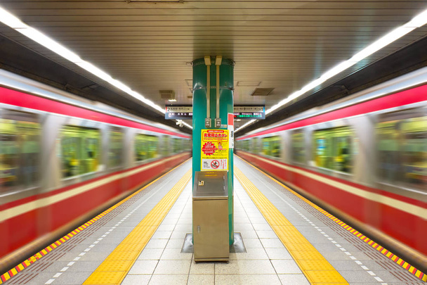 Földalatti vonatok indulnak a tokiói metró rendszere - Fotó, kép