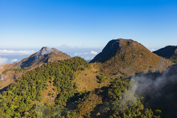 タイ、チェンマイ Chiang dao 山地の風景を見る. - 写真・画像