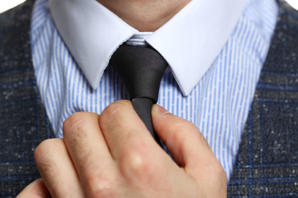 Brazo masculino en traje azul conjunto corbata primer plano
 - Foto, imagen