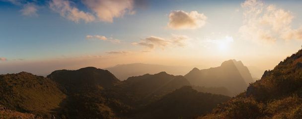 Veduta panoramica della zona montuosa di Chiang dao, Chiang mai, Thailandia
. - Foto, immagini