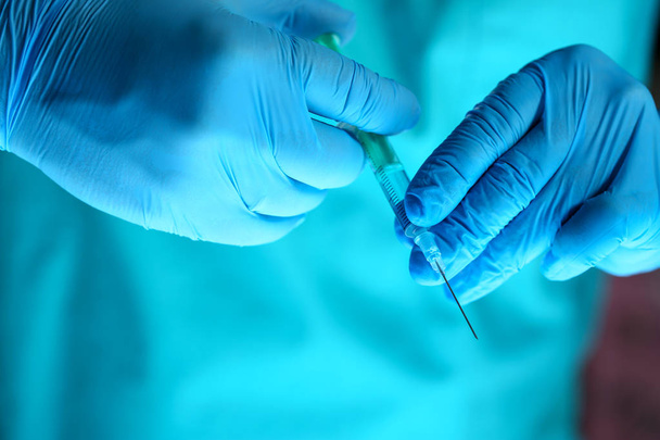 Hekim enjektör kollarında şırınga steril Tekdüzen holding - Fotoğraf, Görsel