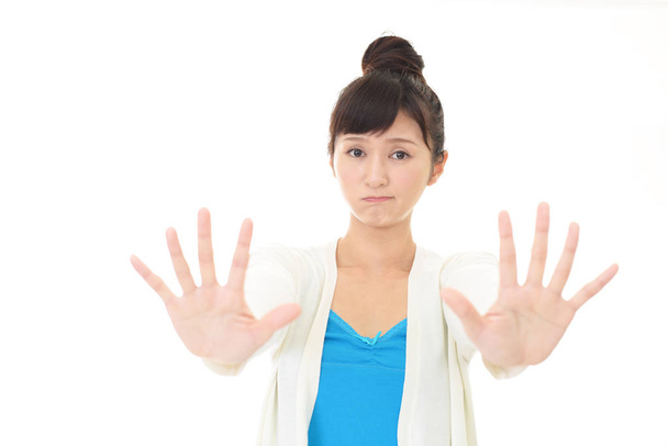 Молодая японская женщина делает знак "стоп"
 - Фото, изображение