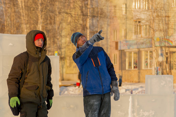 Werknemers op de bouwplaats van de stad ijs voor een gesprek - Foto, afbeelding