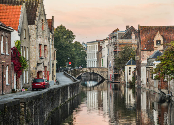 Bruges, Belgium - Oct 6, 2018. Old buildings with canal in Bruges, Belgium. Bruges is one of the most well-preserved medieval towns in Europe. - Foto, Imagem