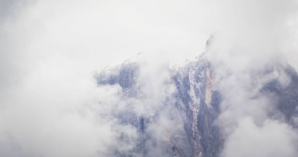 Majestuosos picos y nubes de lluvia en los Alpes Dolomitas italianos, en verano
 - Foto, imagen