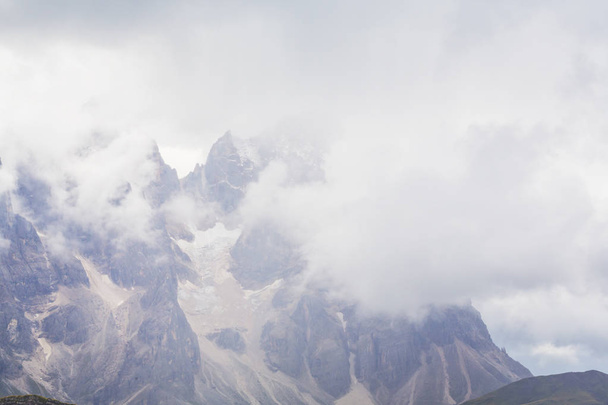 雄大な山と雨の雲でドロミテ アルプス イタリア夏 - 写真・画像