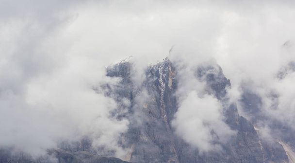 Majestuosos picos y nubes de lluvia en los Alpes Dolomitas italianos, en verano
 - Foto, imagen