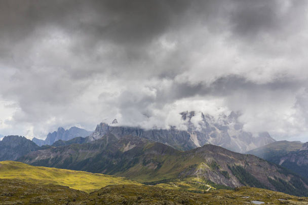 雄大な山と雨の雲でドロミテ アルプス イタリア夏 - 写真・画像
