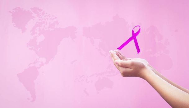 Concepto del Día Mundial del Cáncer: Mapa del mundo rosa
 - Foto, imagen
