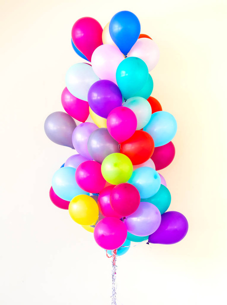 Pastel renk arkaplan üzerinde renkli balon grubu. - Fotoğraf, Görsel