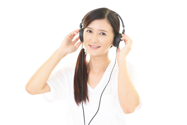 Mujer escuchando música - Foto, Imagen
