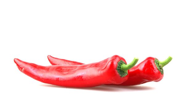 Крупный план Red Chili Pepper на белом фоне - Фото, изображение