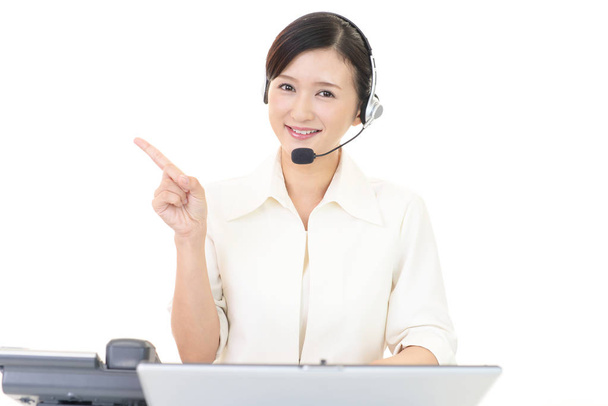 uśmiechający się call center operatora - Zdjęcie, obraz