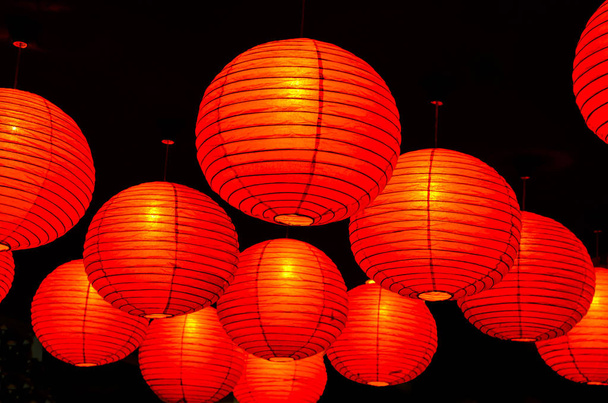 中国の赤い提灯の宗教的・文化的背景を象徴しています。赤い提灯。頻繁に中国の旧正月、中秋節、ランタン フェスティバルで表示  - 写真・画像