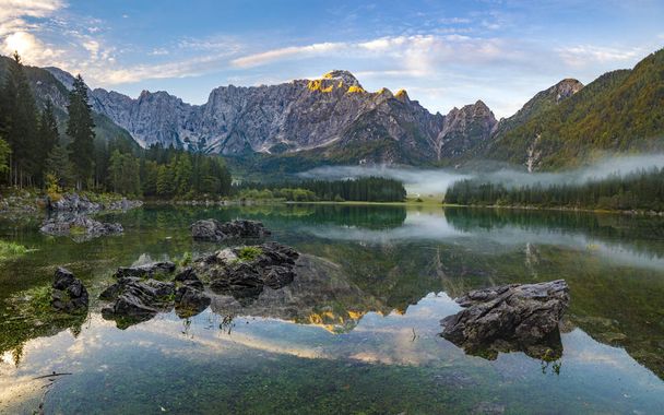 festői kilátással a Júliai-Alpok-Olaszország mountain-tó - Fotó, kép