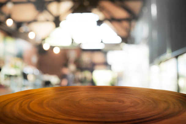 порожній дерев'яний стіл з розмитим фоном кав'ярні
. - Фото, зображення