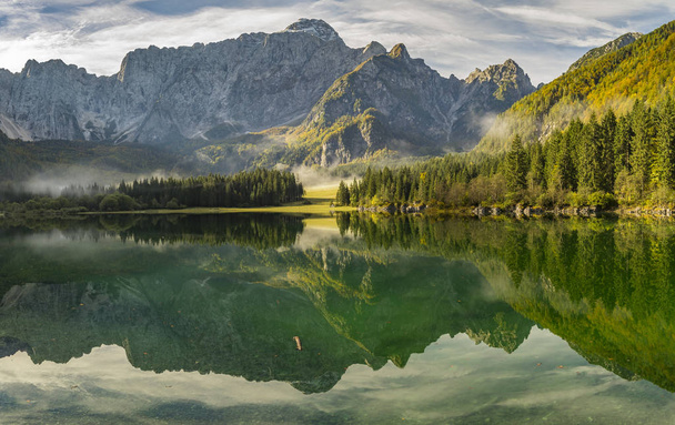 vista panorámica del lago de montaña en verano
 - Foto, imagen